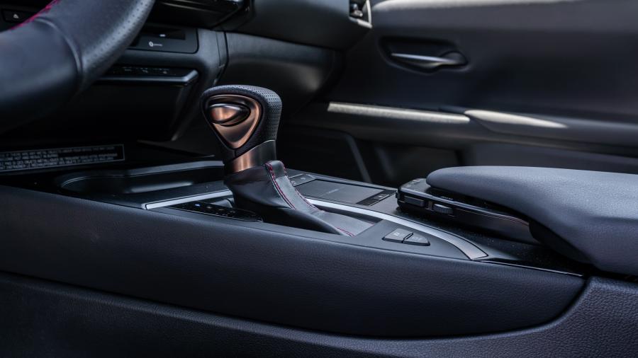 Детали интерьера Lexus UX250h F-Sport 2018 года  (NA) (фото 33 из 40)